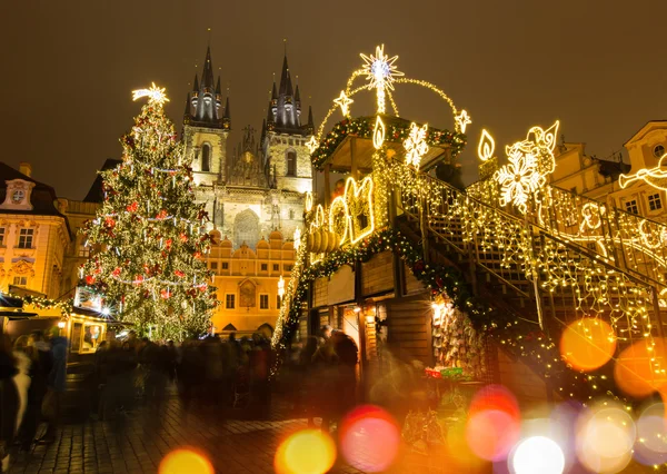 Az Óváros tér téli éjszaka Prágában — Stock Fotó