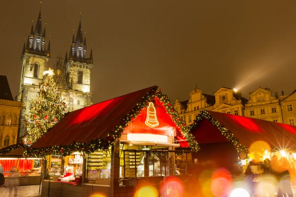 在冬天的夜晚在布拉格老城广场 — 图库照片