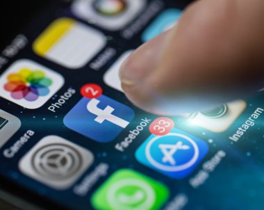 Prague, Çek Cumhuriyeti - 17 Kasım 2015: Apple iphone 5'ler Başlat ekranında apps simgeleri ile bir yakın çekim fotoğraf.