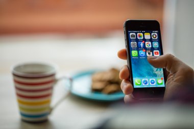 Prague, Çek Cumhuriyeti - 17 Kasım 2015: Apple iphone 5'ler Başlat ekranında apps simgeleri ile bir yakın çekim fotoğraf.