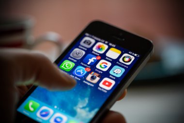 Prague, Çek Cumhuriyeti - 17 Kasım 2015: Apple iphone 5'ler Başlat ekranında apps simgeleri ile bir yakın çekim fotoğraf.