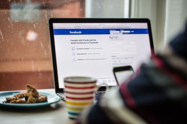 Prague, Çek Cumhuriyeti - 17 Kasım 2015: bir yakın çekim fotoğraf Apple Macbook Pro ile facebook giriş.