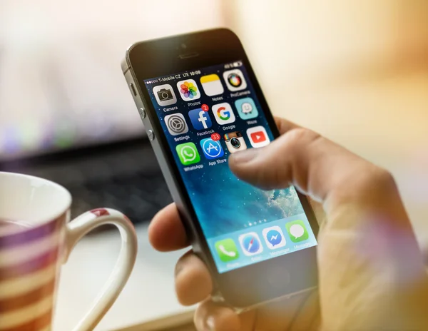 PRAGUE, CZECH REPUBLIC - NOVEMBER 17, 2015: A close-up photo of Apple iPhone 5s start screen with apps icons. — Stock Photo, Image