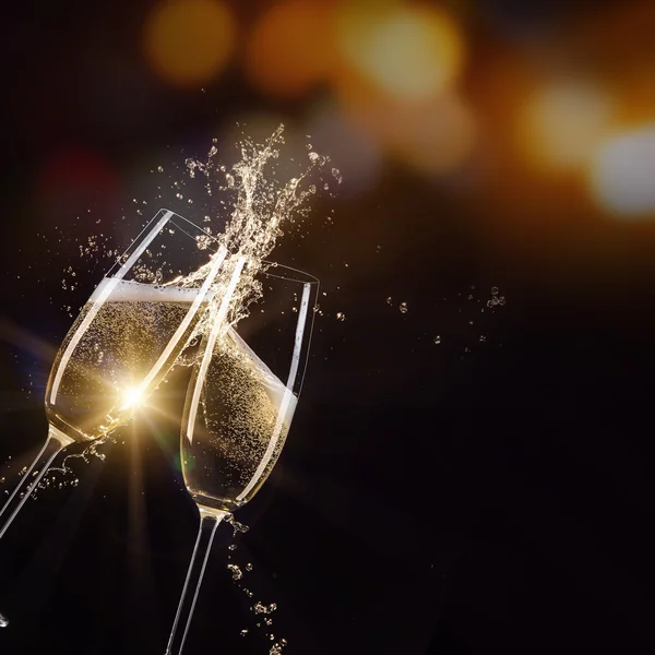 Bicchieri di champagne con spruzzata — Foto Stock
