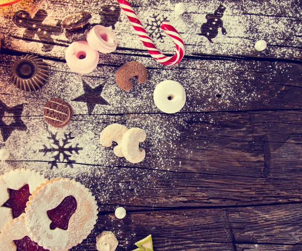 Doces de Natal sobre fundo de madeira, close-up . — Fotografia de Stock