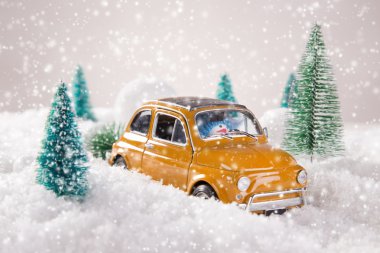 Çam ağaçları ile minyatür sarı araba