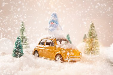 Çam ağaçları ile minyatür sarı araba