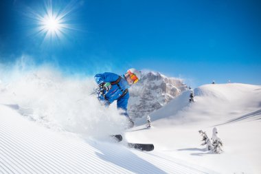 Yüksek dağlarda kayak yapan kayakçı.