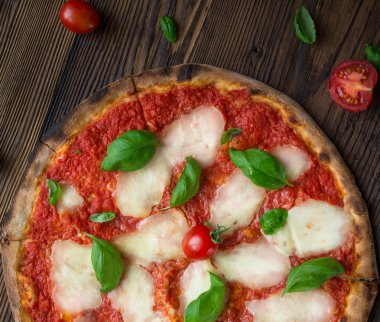 lezzetli İtalyan pizza tahta masada görev yaptı.