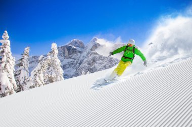 Yüksek dağlarda kayak yapan kayakçı.