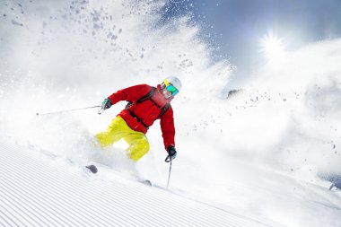 Yüksek dağlarda kayak yapan kayakçı.