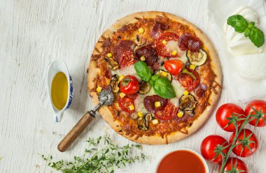 lezzetli İtalyan pizza tahta masada görev yaptı.