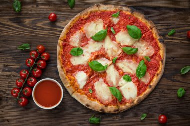 lezzetli İtalyan pizza tahta masada görev yaptı.