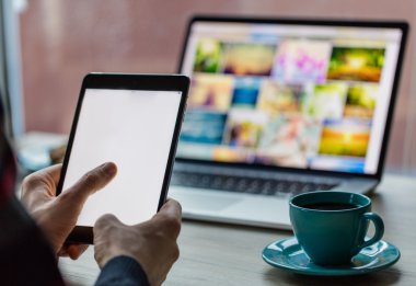 Defter, taze bir fincan kahve ile çalışan adam.