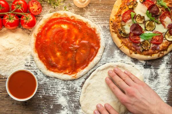 Italienische Pizzazubereitung. — Stockfoto