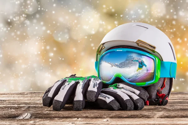 Renkli Kayak gözlük, eldiven ve kask — Stok fotoğraf