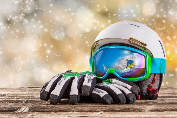 Occhiali da sci, guanti e casco colorati — Foto Stock
