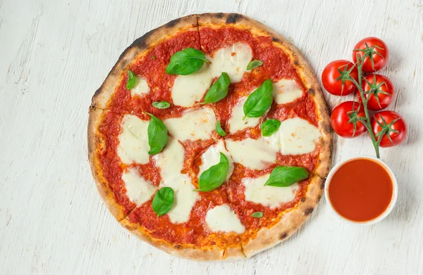 Lezzetli İtalyan pizza tahta masada görev yaptı. — Stok fotoğraf