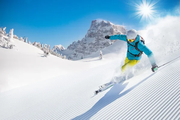 Skier σκι κατάβαση στα ψηλά βουνά — Φωτογραφία Αρχείου