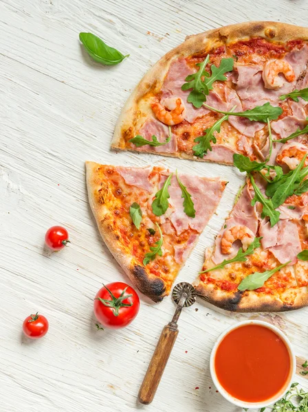 Deliciosa pizza italiana servida sobre mesa de madera — Foto de Stock