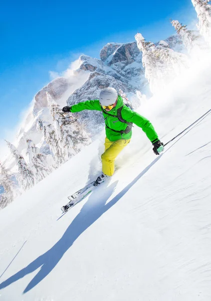 Skifahrer beim Skifahren im Hochgebirge — Stockfoto