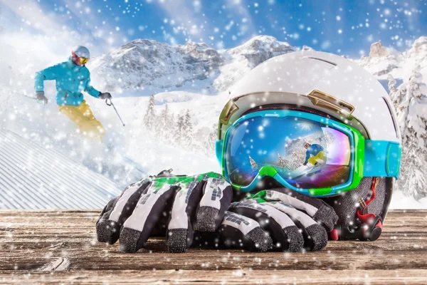 Pestré lyžařské brýle, rukavice a helma — Stock fotografie