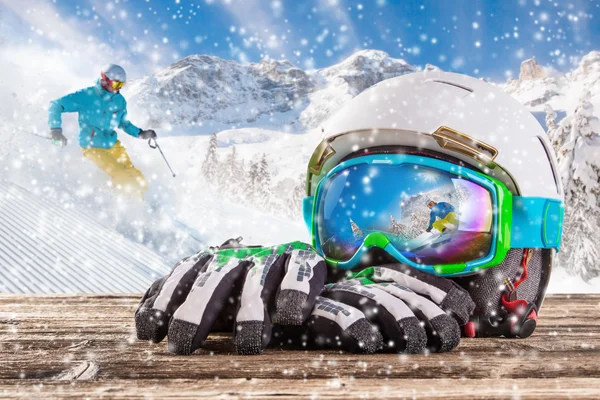 Bunte Skibrille, Handschuhe und Helm — Stockfoto