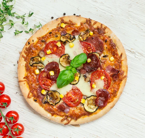 Vynikající italská pizza se podává na dřevěný stůl — Stock fotografie