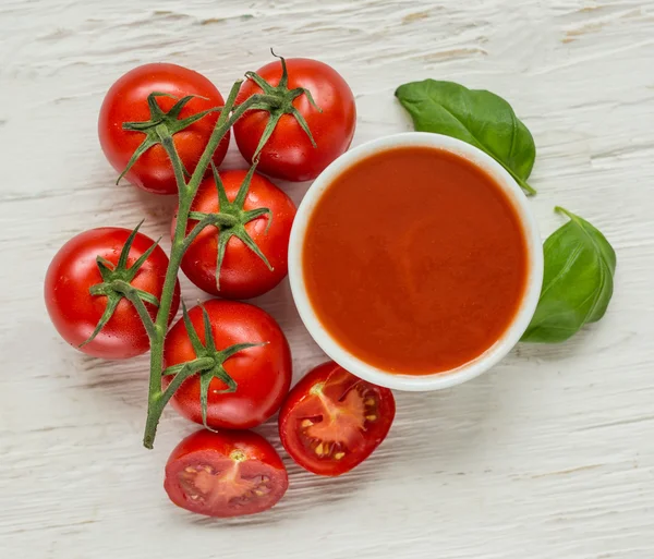 Schüssel Tomatensauce mit frischen Zutaten — Stockfoto