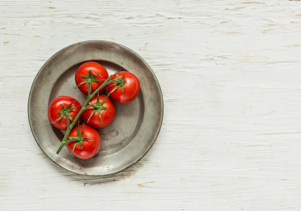 Tigela de molho de tomate com ingredientes frescos — Fotografia de Stock