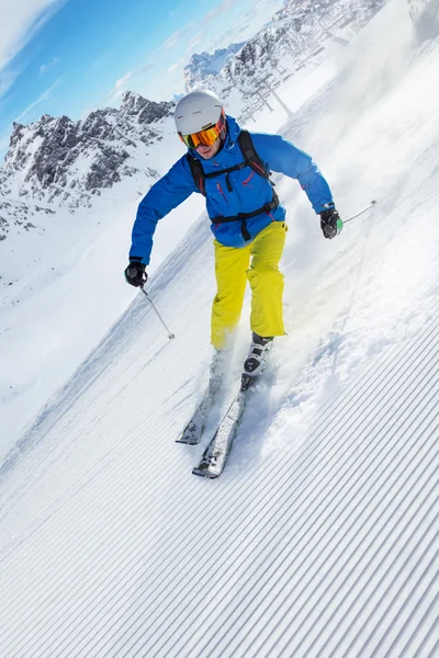 Skifahrer beim Skifahren im Hochgebirge lizenzfreie Stockfotos