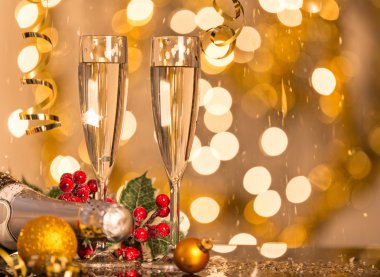 Bardak şampanya ile parlak altın arka plan