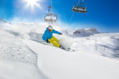 Yüksek dağlarda kayak yapan kayakçı.