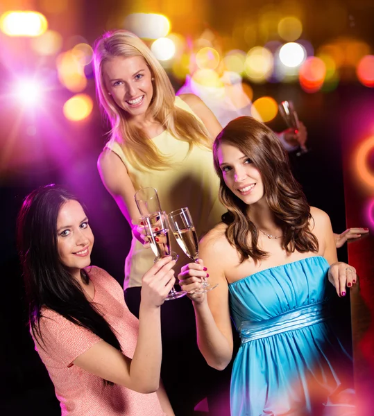 Gruppe junger Mädchen feiert Party. — Stockfoto