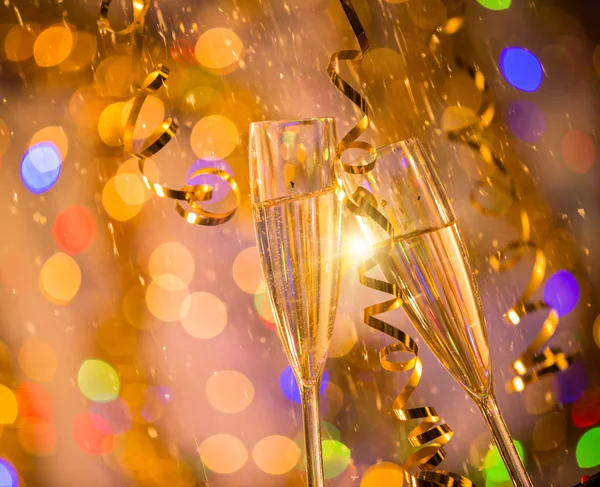Lunettes de champagne avec fond doré brillant — Photo