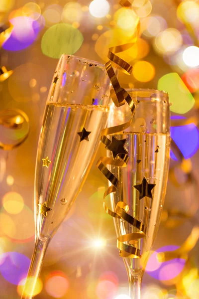 Sklenice šampaňského s zářivě zlaté pozadí — Stock fotografie