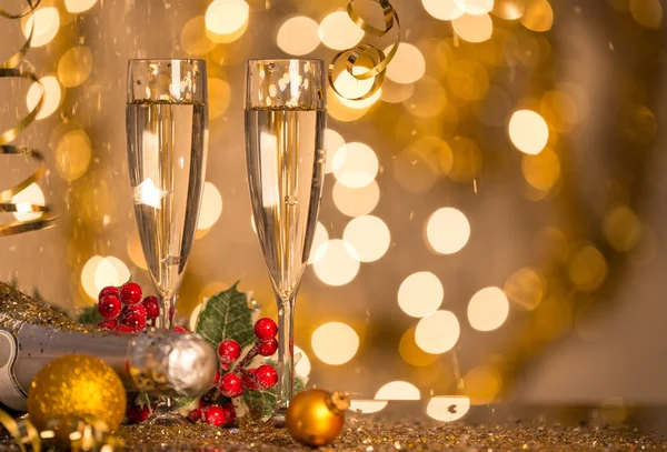 Glasses of champagne with bright gold background — Stock Photo, Image