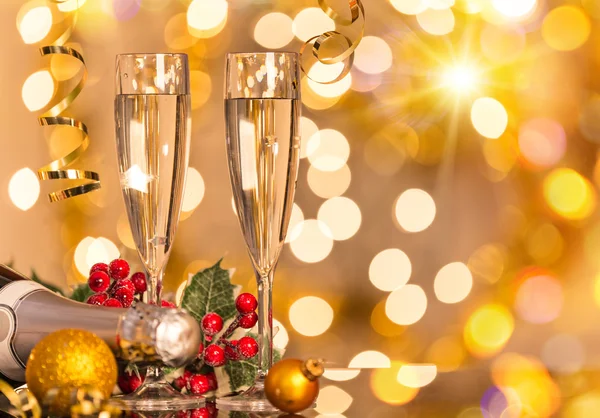 Glasses of champagne with bright gold background — Stock Photo, Image