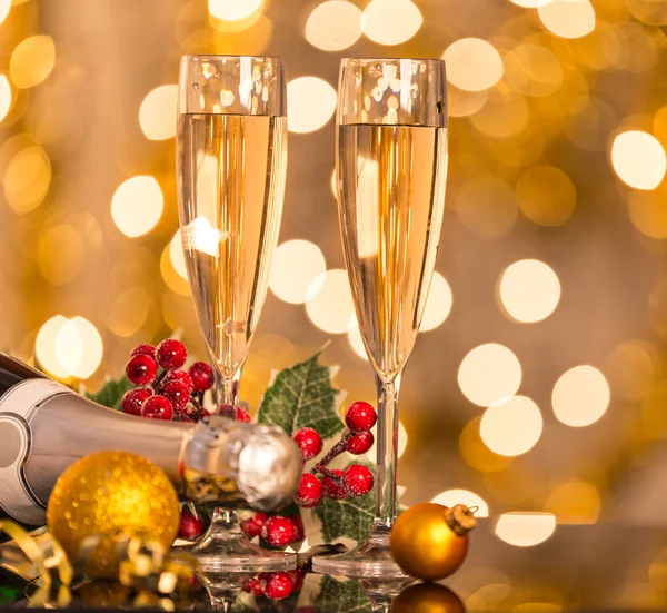 Glasses of champagne with bright gold background — Stock Photo, Image