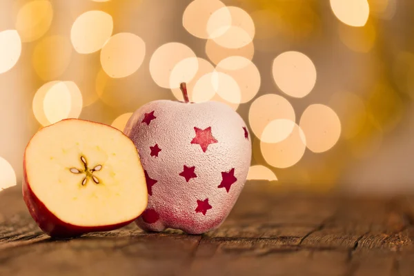 Weihnachten Hintergrund mit roten Äpfeln — Stockfoto