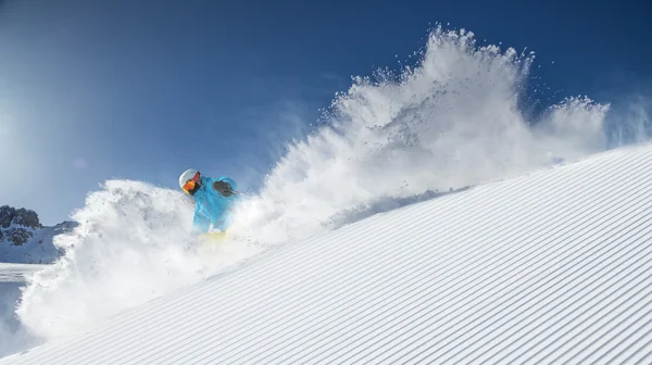 Skiër afdaling in hoge bergen — Stockfoto