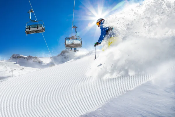Skier σκι κατάβαση στα ψηλά βουνά — Φωτογραφία Αρχείου