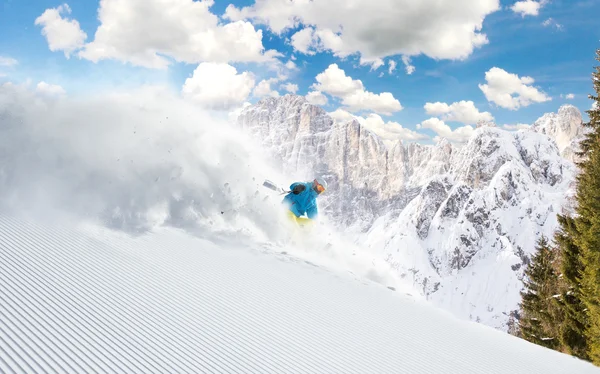 滑雪者在高山上滑行 — 图库照片