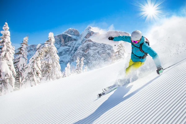 Skiër afdaling in hoge bergen — Stockfoto