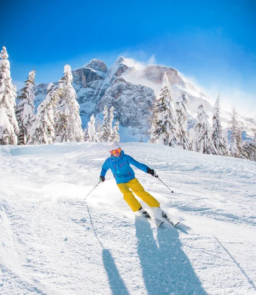 Lyžařské sjezdové lyžování ve vysokých horách — Stock fotografie