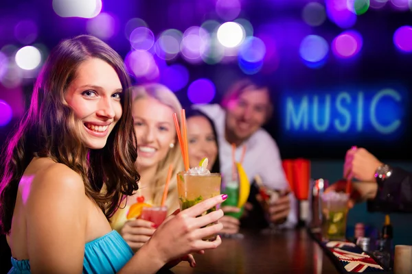 Gruppe junger Leute feiert Party. — Stockfoto