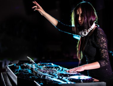 DJ gece kulübünde şarkıyı karıştırıyor..