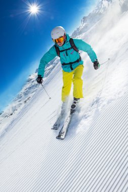 Yüksek dağlarda kayak yapan kayakçı.