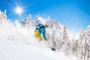 Yüksek dağlarda kayak yapan kayakçı.