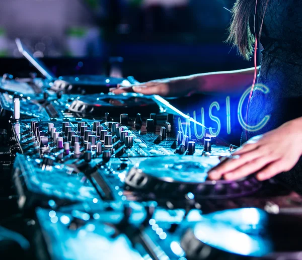 Dj mixes the track in the nightclub. — Stock Photo, Image